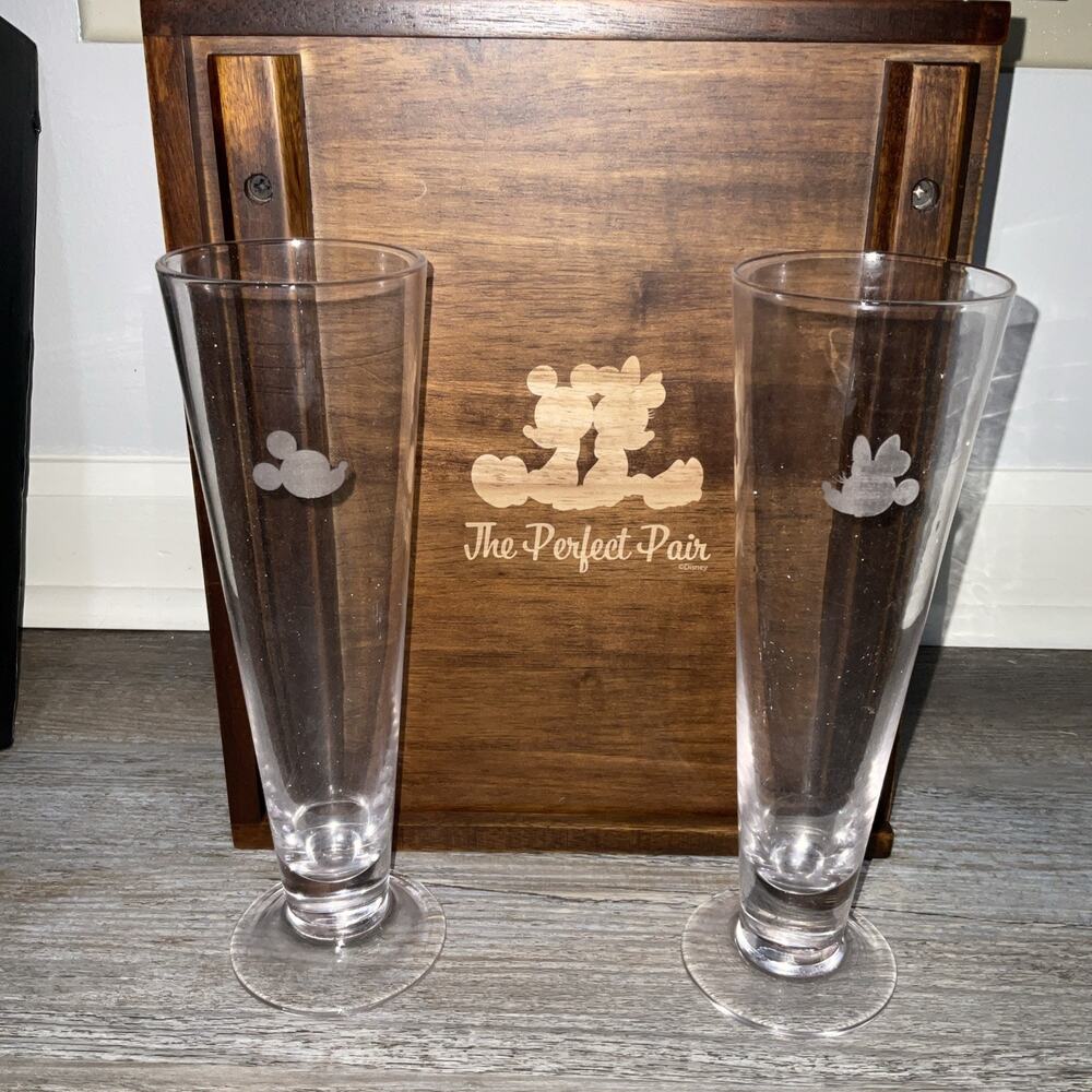 NEW NIB DISNEY THE PERFECT PAIR BEVERAGE GLASS SET & ACACIA WOOD BOX